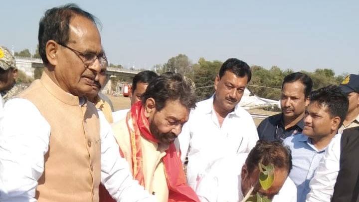 मुख्यमंत्री श्री चौहान ने गढ़ाकोटा में किया पौध-रोपण